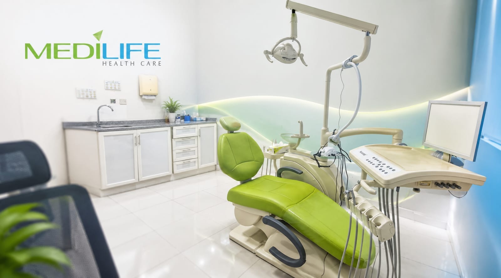 icensed dentist consulting with a patient at the best dental clinic in Dubai